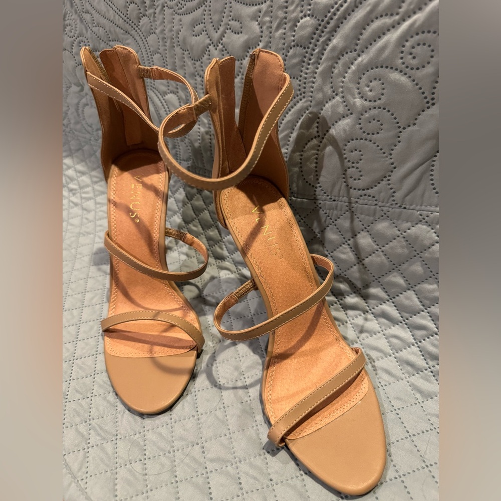 NWOT VENUS BEIGE HEELS 7.5
